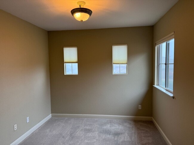 Building Photo - Beautiful 3 bedroom plus loft and office in highly sought Serrano community!