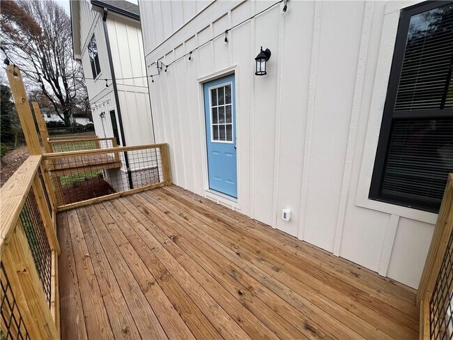 Building Photo - 1027 Park Hill Dr