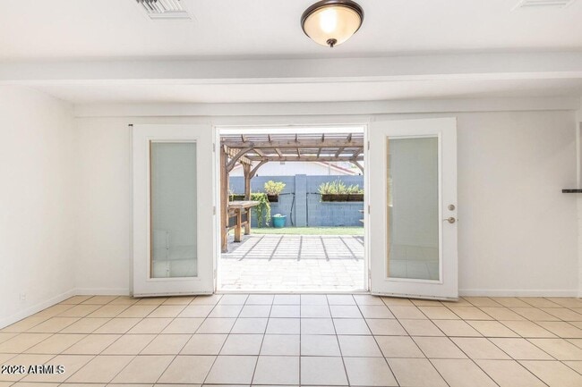 Building Photo - 2441 E Edgemont Ave