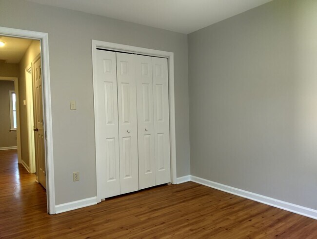 Building Photo - Newly Renovated 2bd/1ba apartment