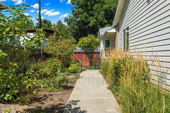 Building Photo - 2160 Dora Ln