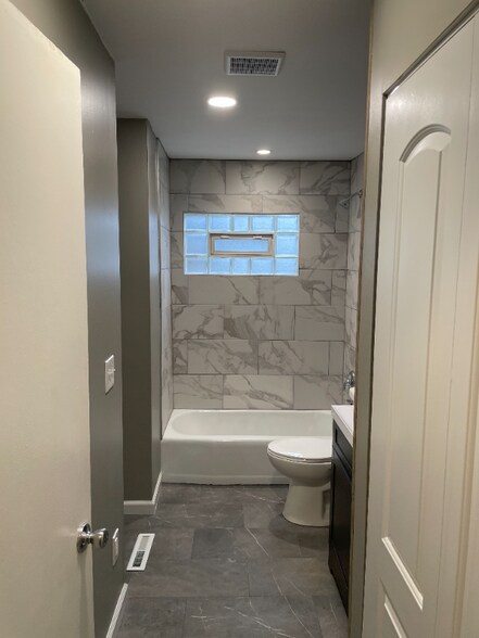 Building Photo - 9914 England Dr