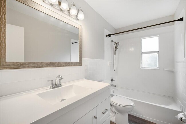 Building Photo - 9618 Pineridge Ave