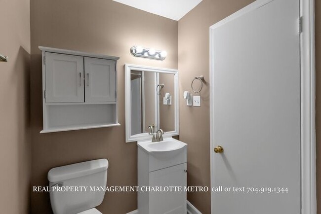 Building Photo - A Cozy Rock Hill Retreat Close to It All