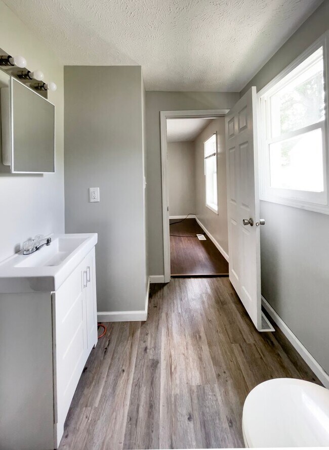 Building Photo - PRELEASING for AUGUST! 5 Bedroom, 3 Bathroom Home Close to Campus: In-Unit Washer and Dryer