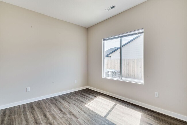 Building Photo - Rockpointe Alex