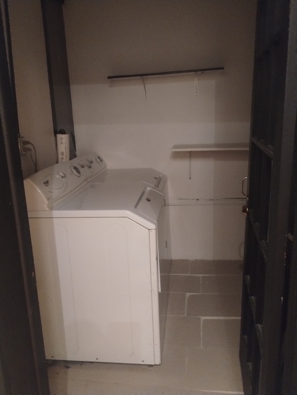 Building Photo - 1942 W Division St