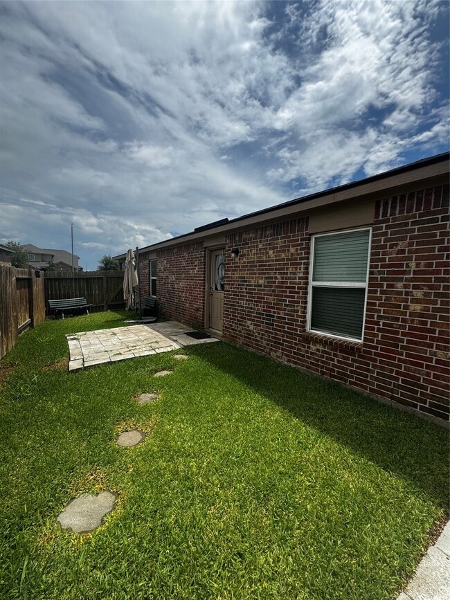 Building Photo - 329 Lone Mountain Dr