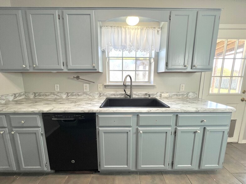 Building Photo - 14101 Cherry Hill Dr