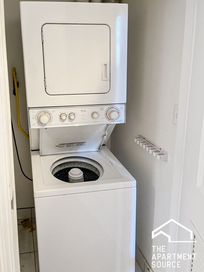 Building Photo - 1819 W Leland Ave