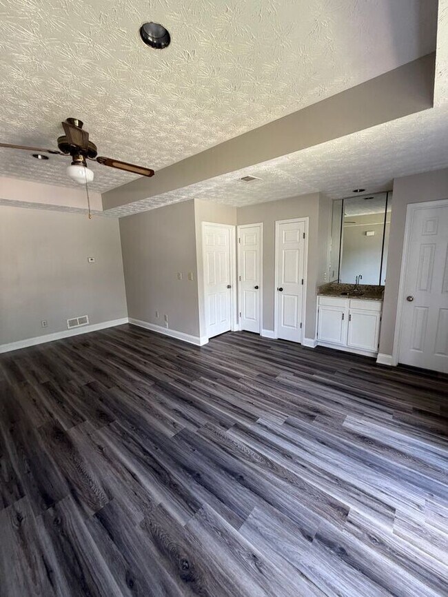 Building Photo - Cozy 3 bedroom 2 bath ranch duplex!