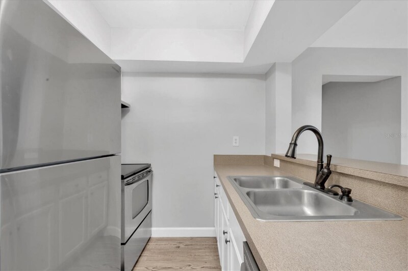 Building Photo - 406 S Cedar Ave