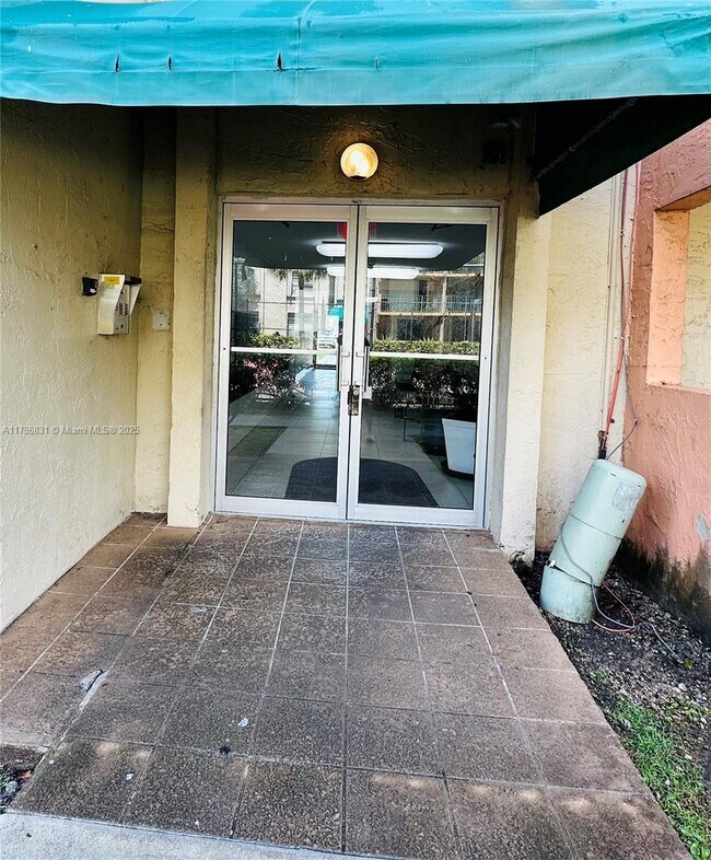 Building Photo - 9350 Fontainebleau Blvd
