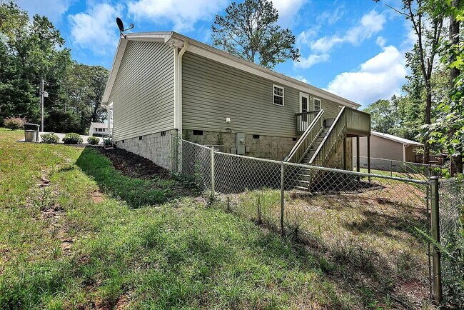 Building Photo - Charming 3-Bedroom Haven with 2 Full Baths...