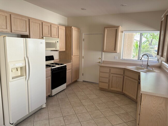 Building Photo - 2519 Romanza Rd