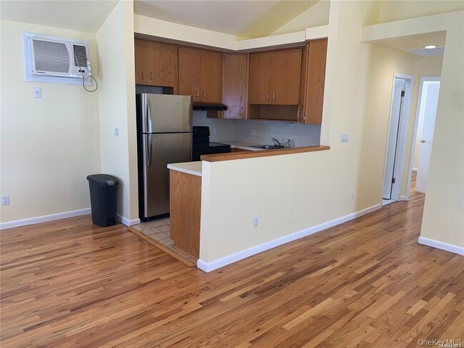 Building Photo - 8 Hickory Rd