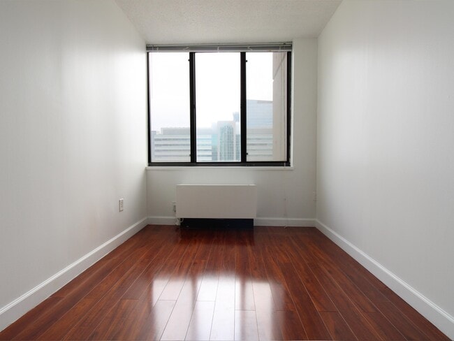 Building Photo - 45 River Dr S