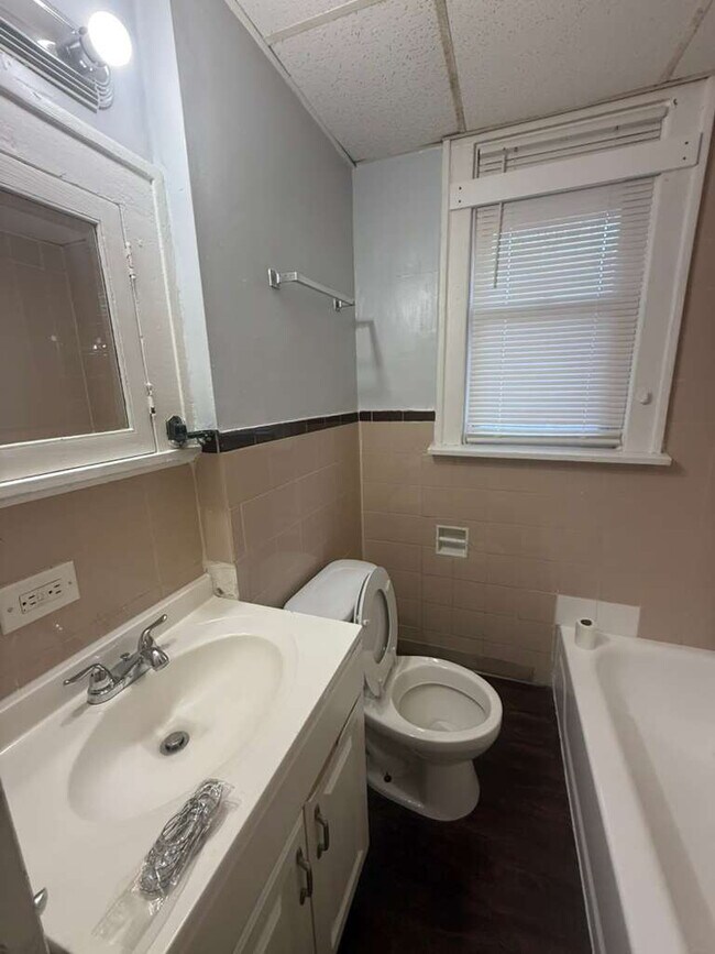 Building Photo - "Charming 2-Bedroom St. Louis Home with Gleaming Hardwood Floors in 63121!"