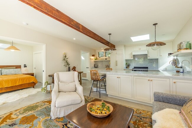 Building Photo - Downtown bungalow