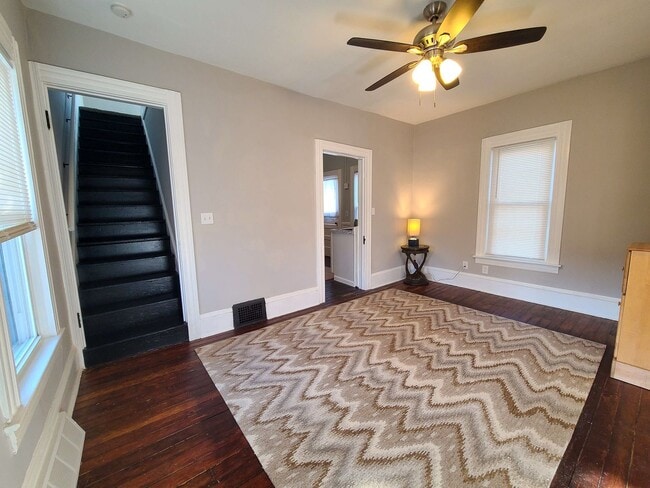Building Photo - Renovated Private Home