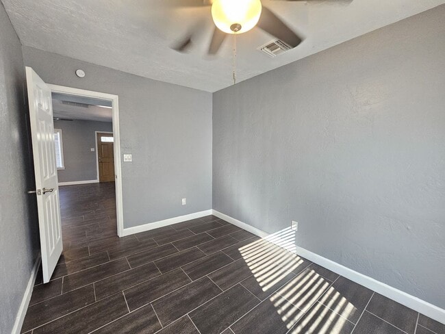 Building Photo - Charming Home 3 bedrooms 1 bath Large Yard.