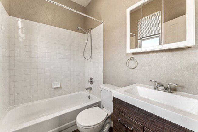 Building Photo - Lovely Townhome with A Garage and Central AC!