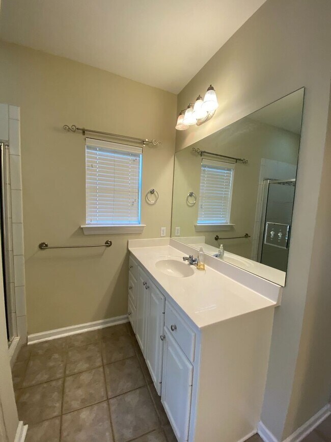 Building Photo - 3 Bed, 2 Bath in Worthington Lake