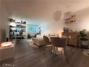 Building Photo - 532 N Rossmore Ave