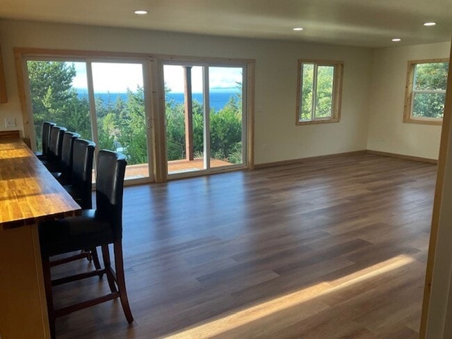 Building Photo - Stunning 2 bed/1 bath Ground Floor with ut...