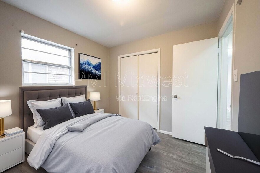 Building Photo - 821 Iowa St