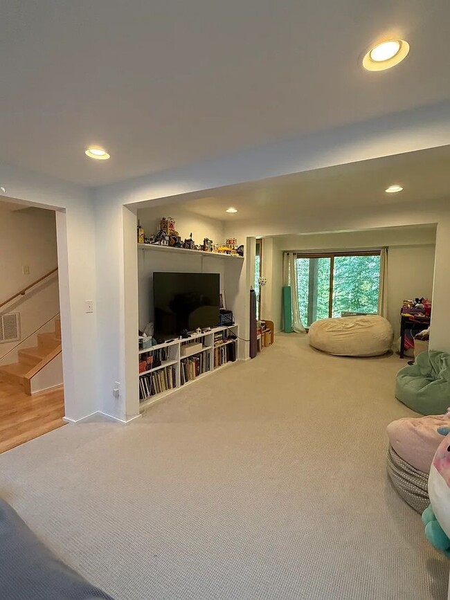 Building Photo - Spacious Pet-Friendly 4BR Home Near Downtown & UVA