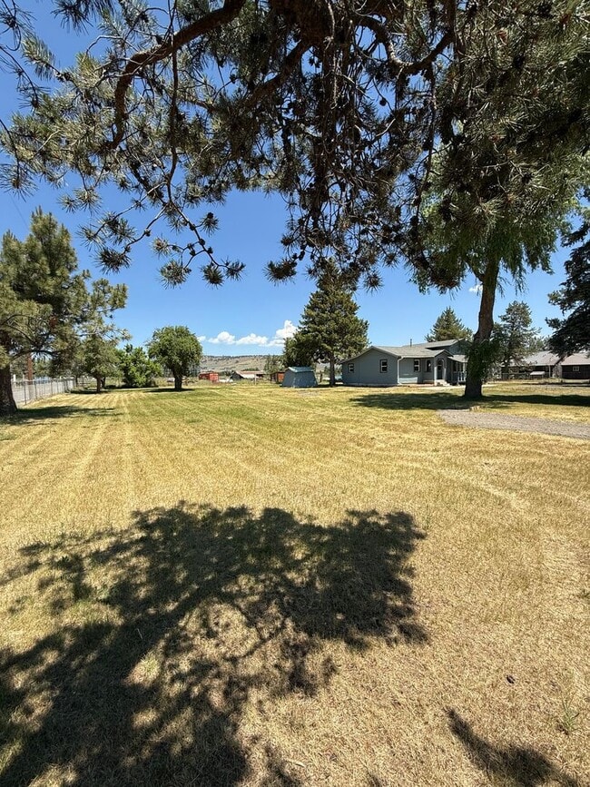 Building Photo - Adorable Renovated Farmhouse!