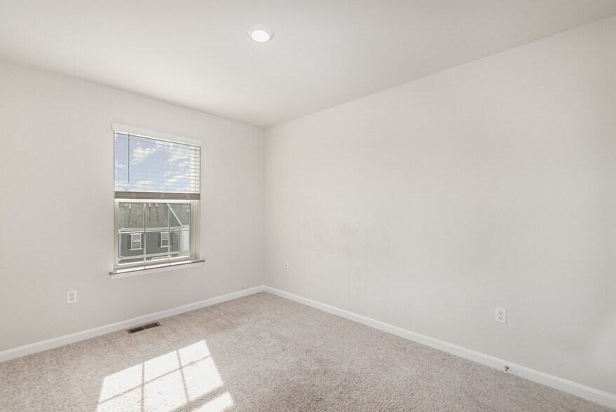 Building Photo - 5063 Silver Oak Dr