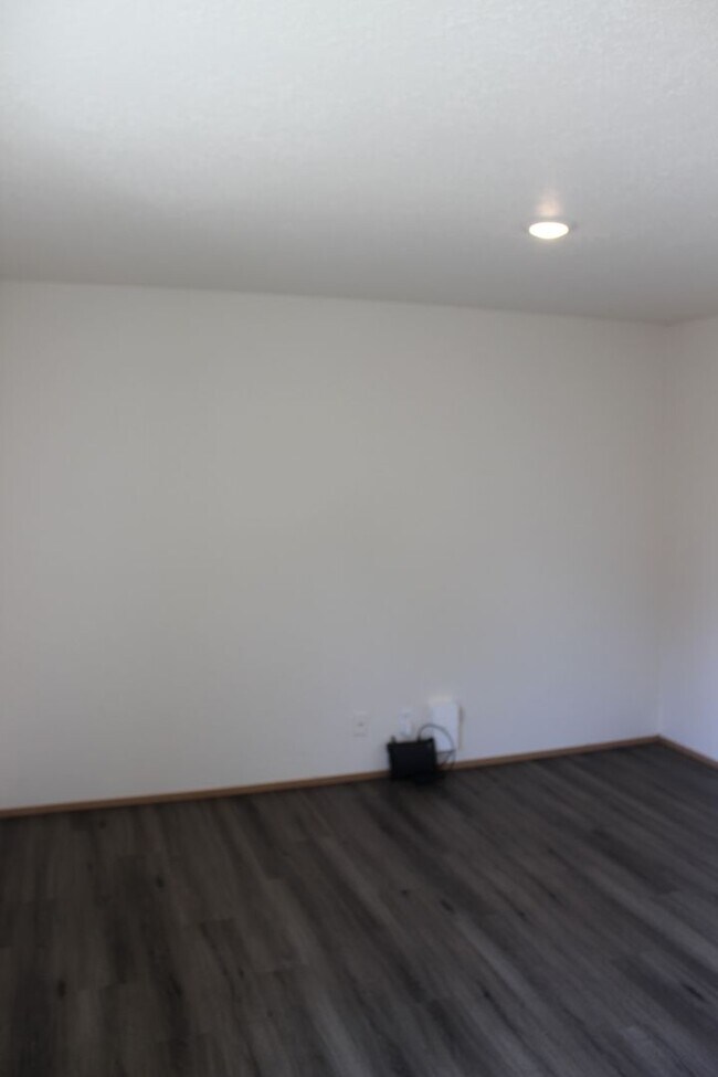 Building Photo - 252 NE Palomar Ct