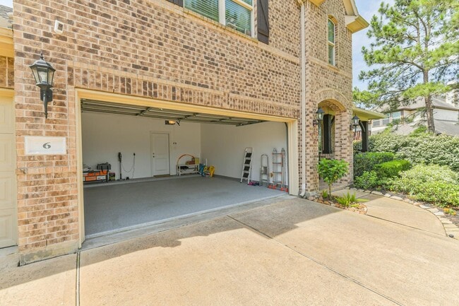 Building Photo - 6 S Wheatleigh Dr