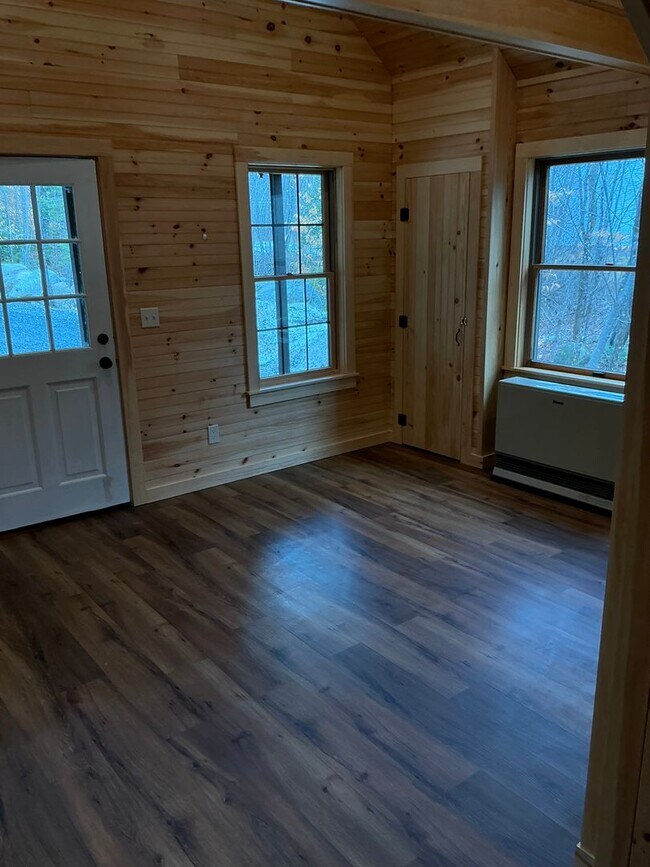 Building Photo - Quiet Country Living