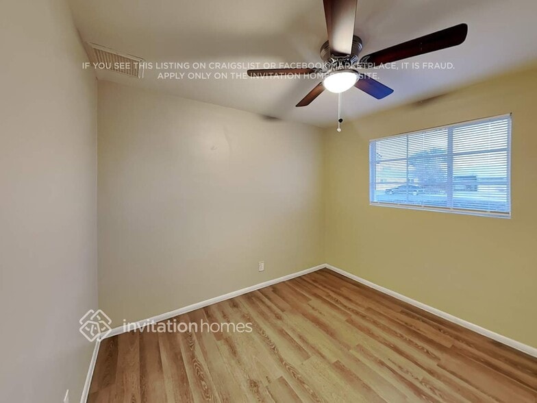 Building Photo - 1816 S Parkside Dr