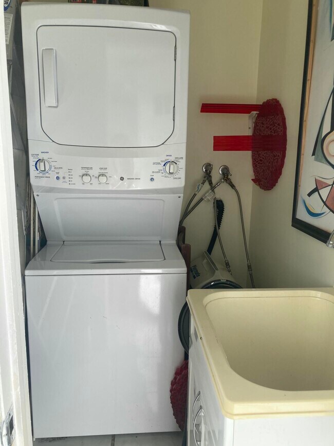 Building Photo - 224 Burgundy Ave