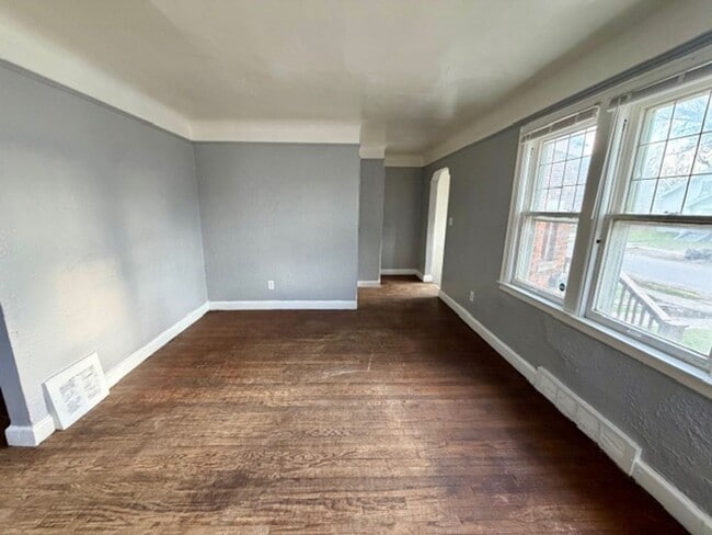 Building Photo - SECTION 8 ONLY For Lease 3 bed 1 bath