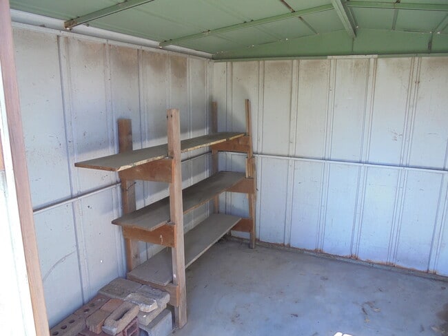 Building Photo - 3 Bedroom, 2 Bathroom House with Detached Garage