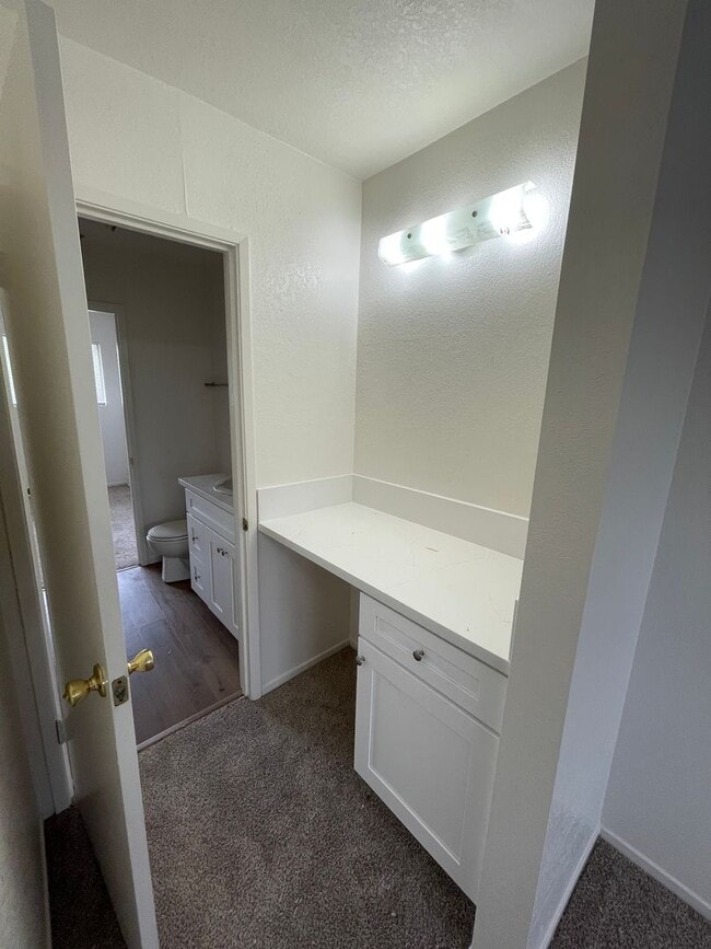 Building Photo - Charming Townhouse (2 Bed / 1.5 Bath)