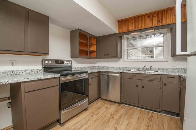 Building Photo - 3051 Dow Dr