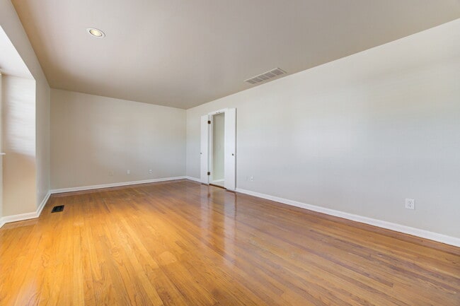 Building Photo - 5000 N Linn Ave