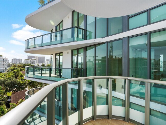 Building Photo - 9901 W Bay Harbor Dr