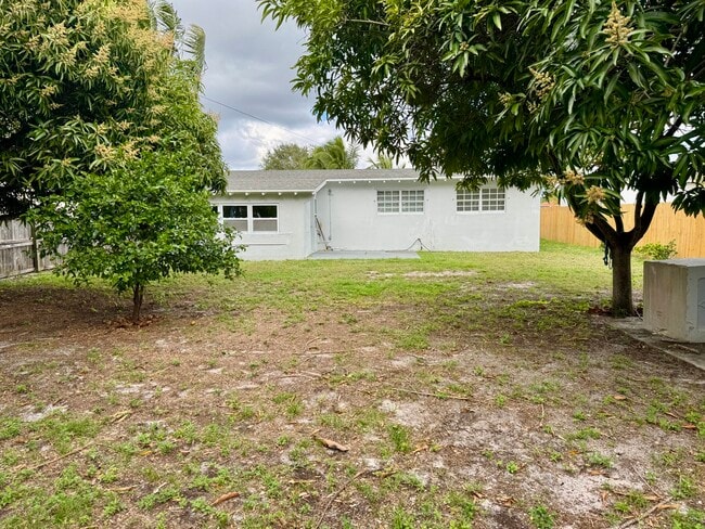 Building Photo - 350 Cypress Dr