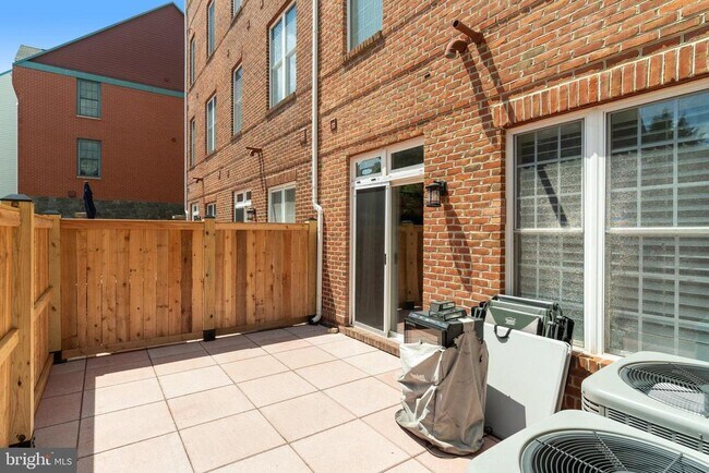 Building Photo - 906 Slaters Ln
