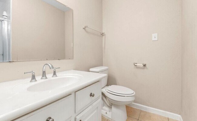 Building Photo - 4 Bedroom Home with 2 Bath and large back ...