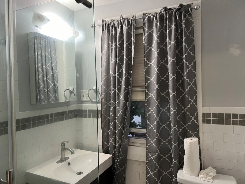 Building Photo - 1348 Easton Ave