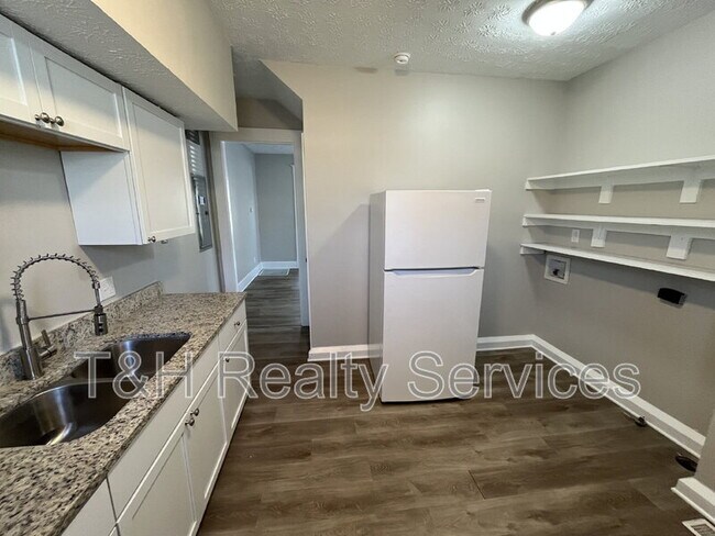 Building Photo - 512 E 33rd St