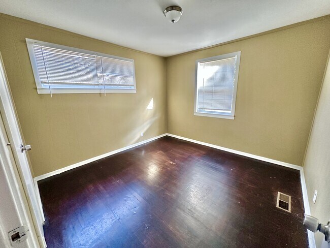 Building Photo - 1136 Broad St